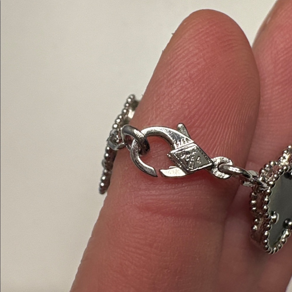 Fashion Clover Bracelet Grey Inspired - Picture 4 of 5